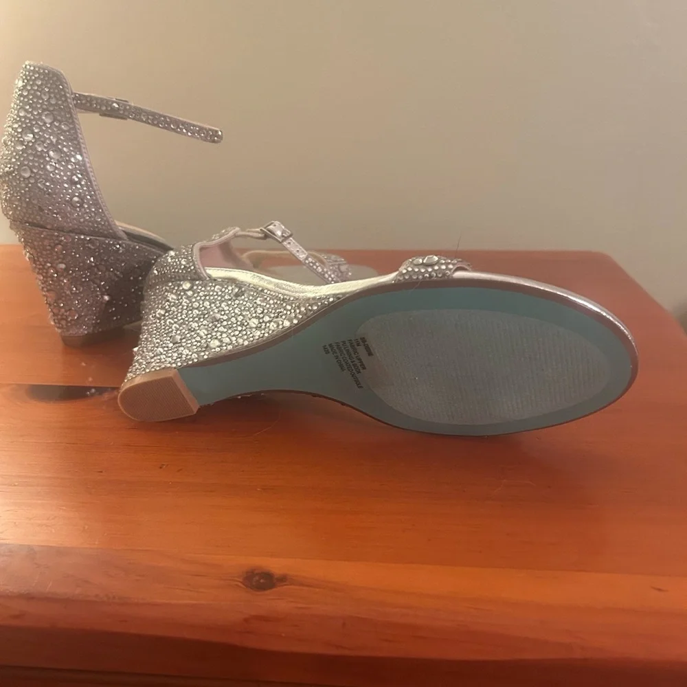 Betsey Johnson Debie Pump.   Silver.  New, never worn.  Size 11. - Picture 5 of 8